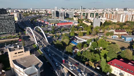 Toma-Aérea-De-Drones-De-Atasco-De-Tráfico-En-La-Carretera-En-El-Centro-De-Bucarest-Durante-El-Día-Soleado,-Rumania