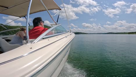 Una-Pareja-Navegando-En-Su-Bote-Deportivo-Con-El-Dosel-Levantado-Mientras-Navega-En-Table-Rock-En-Missouri,-EE.UU.