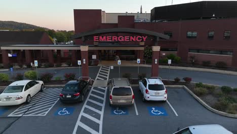 Zoom-Aéreo-Fuera-De-La-Sala-De-Emergencias-En-Un-Nuevo-Edificio-Hospitalario