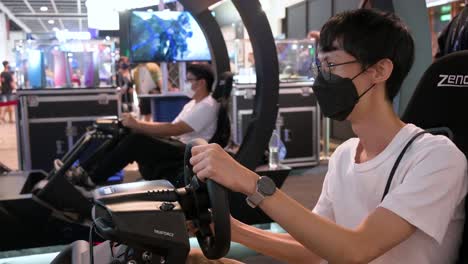 Los-Jugadores-Chinos-Juegan-Un-Videojuego-De-Carreras-Temático-Mientras-Los-Visitantes-Asisten-Al-Festival-De-Computadoras-Y-Comunicaciones-De-Hong-Kong-En-Hong-Kong