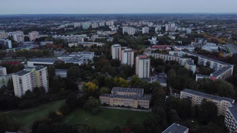 Un-Video-De-Drones-De-Apartamentos-Urbanos-En-Lublin,-Polonia