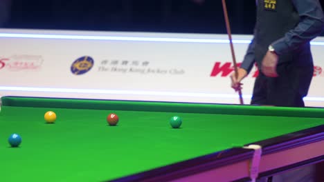 John-Higgins,-Un-Jugador-De-Billar-Profesional-Escocés,-Golpea-Una-Pelota-Durante-Un-Partido-Del-Torneo-De-Snooker-De-Maestros-De-Hong-Kong