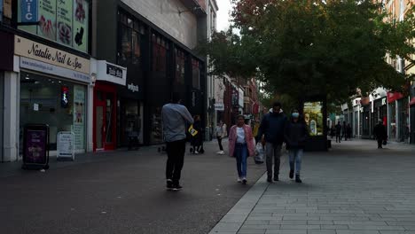 Ein-Clip-Von-Menschen-Auf-Der-Highcross-Street-Im-Stadtzentrum-Von-Leicester