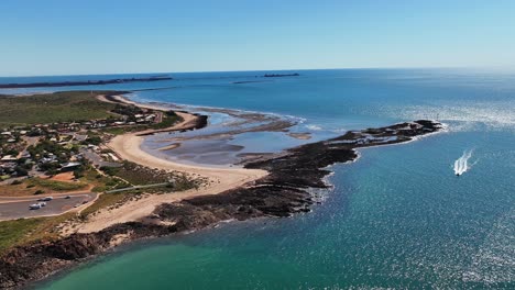 Una-Hermosa-Vista-De-Pájaro-De-La-Costa-Que-Rodea-La-Pequeña-Ciudad-De-Point-Sampson-En-El-Noroeste-De-Australia