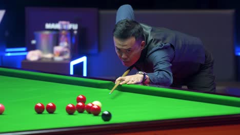 Marco-Fu,-Un-Jugador-De-Billar-Profesional-De-Hong-Kong,-Juega-Un-Tiro-Mientras-Golpea-Una-Pelota-Durante-El-Partido-Final-Del-Evento-Del-Torneo-De-Snooker-De-Maestros-De-Hong-Kong