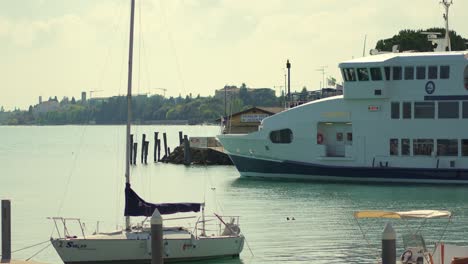 Fähre-Verlässt-Den-Hafen-Mit-Touristischen-Passagieren