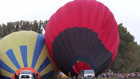 Multitud-De-Personas-Viendo-Cómo-Se-Inflan-Los-Globos-Aerostáticos-Para-El-Despegue