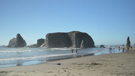 Familien-Haben-Während-Der-Sommerferien-Spaß-Am-Strand-In-Bandon,-Küste-Von-Oregon