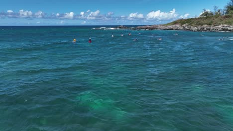 Surfistas-De-Hookipa-Sentados-Y-Conectados-Con-La-Naturaleza-Esperando-El-Próximo-Grupo-De-Olas