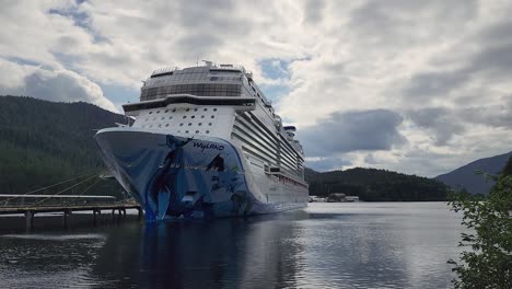 Kreuzfahrtschiff-Der-Norwegischen-Glückseligkeit,-Das-In-Ketchikan-Alaska-Angedockt-Ist-Und-Bug-Des-Schiffes-Und-Wyland-Design-Zeigt