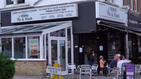 Robins-Pie-And-Mash-Shop-En-Wanstead-High-Street-Con-Gente-Sentada-Comiendo