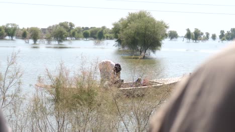 Par-De-Adultos-Vistos-En-Un-Bote-Flotando-En-El-Río-En-Maher,-Sindh,-Pakistán