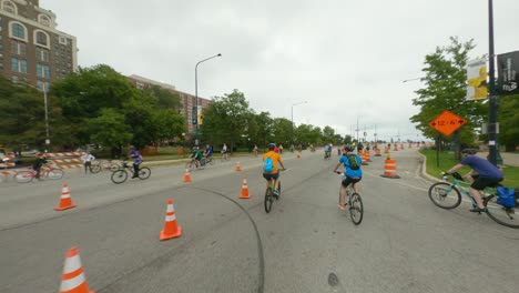 Ciclistas-De-Chicago-Viajando-Hacia-El-Norte-En-Dusable-Lake-Shore-Drive-Durante-Bike-The-Drive-2022-Dejando-El-Festival-Y-El-área-De-Descanso-En-El-Museo-De-Ciencia-E-Industria