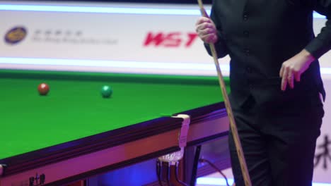 John-Higgins,-Un-Jugador-De-Billar-Profesional-Escocés,-Golpea-Una-Pelota-Durante-Un-Partido-Del-Torneo-De-Snooker-De-Maestros-De-Hong-Kong