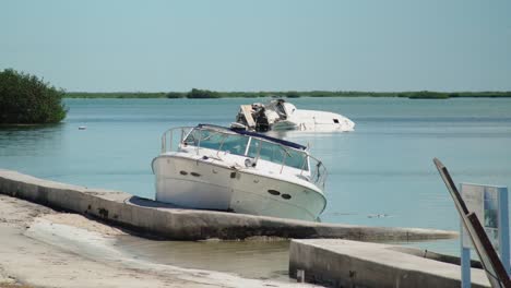 Boote-Durch-Hurrikan-Ian-Beschädigt