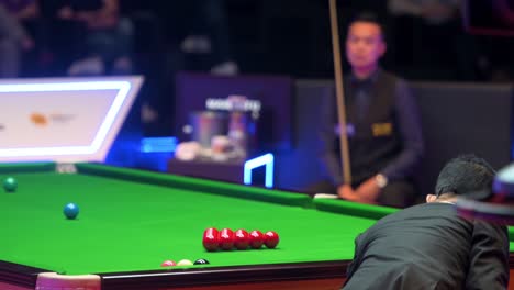 Ein-Schiedsrichter-Passt-Die-Kugeln-An,-Um-Einen-Neuen-Satz-Zu-Starten,-Während-Während-Des-Hong-Kong-Masters-Snooker-Turniers-Ein-Professionelles-Snooker-match-Stattfindet