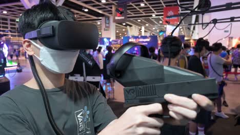 Chinesische-Gamer-Und-Besucher-Spielen-Während-Des-Computer--Und-Kommunikationsfestivals-In-Hong-Kong-Virtual-reality-multiplayer-shooting-videospiele