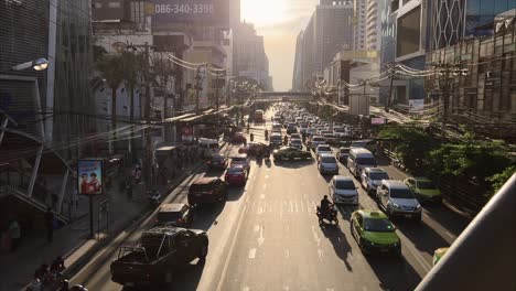 Atasco-De-Tráfico-Y-Vehículos-Que-Se-Mueven-Lentamente-En-La-Carretera-Sukhumvit-En-Bangkok-Al-Atardecer