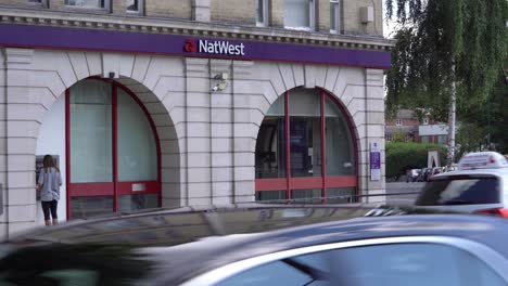 Una-Persona-Sacando-Dinero-De-Un-Cajero-Automático-En-Natwest-Bank-En-Wanstead-High-Street