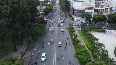 Motocicletas-En-El-Centro-De-La-Ciudad-De-Ho-Chi-Minh,-Vista-Elevada-De-La-Calle-Debajo