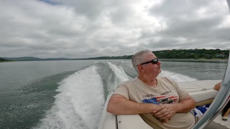 Cámara-Lenta---Hombre-Disfrutando-De-La-Vida-En-La-Parte-Trasera-Del-Barco-Deportivo-Navegando-En-El-Lago-Table-Rock-En-Las-Montañas-Ozark-De-Missouri-Usa