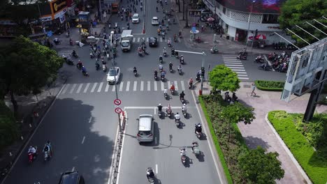 Vista-Aérea-Sobre-La-Intersección-De-Carreteras-En-La-Ciudad-De-Ho-Chi-Minh-Durante-El-Tráfico-Intenso