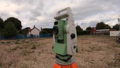 Leica-totalstation-Dreht-Sich-Um-Die-Z-achse-Auf-Der-Baustelle-Vorarbeiten