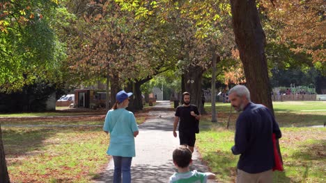 Gente-Caminando-Por-Wanstead-Green-En-High-Street-Wanstead,-Londres