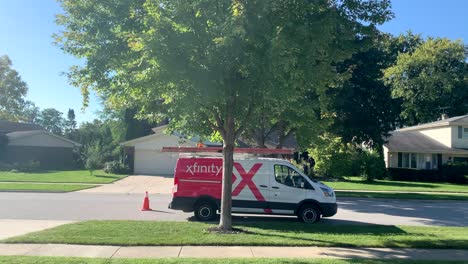 Comcast-Van-Parkte-An-Einem-Sonnigen-Tag-In-Der-Nähe-Eines-Baumes-In-Einer-Nachbarschaft