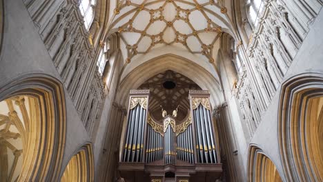 Deckenbögen-Der-Brunnenkathedrale,-Kamera,-Die-Sich-Von-Der-Decke-Nach-Unten-Bewegt-Und-Die-Pfeifenorgel-Enthüllt