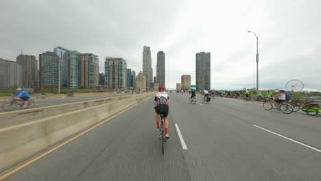 Ciclistas-De-Chicago-Viajando-Hacia-El-Norte-En-Dusable-Lake-Shore-Drive-Durante-La-Conducción-En-Bicicleta-2022-Horizonte-Del-Lado-Norte-Rueda-De-La-Fortuna-Muelle-De-La-Marina