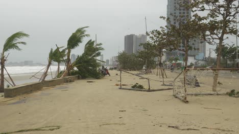 Zerbrochene-Bäume-Und-Straßenverkehr-Nach-Tropischem-Sturm,-Verheerende-Landschaft-In-Der-Küstenstadt,-Da-Nang,-Vietnam