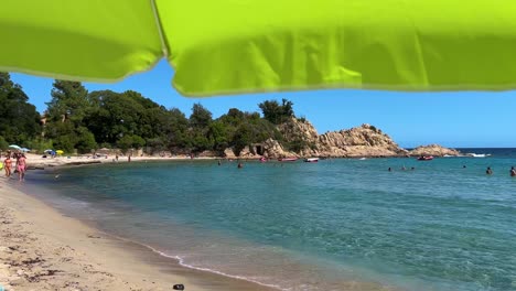 La-Gente-En-Vacaciones-De-Verano-Disfruta-De-Un-Día-Soleado-En-La-Playa-Corsa-De-Canella-Con-Agua-De-Mar-Turquesa-En-Córcega,-Francia