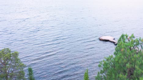 Ein-Paar-Freunde-Entspannen-Sich-Im-Jacuzzi-Vor-Dem-See-In-Schweden