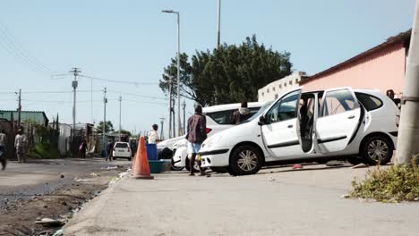 Menschen-Durchstreifen-Die-Straßen-Von-Gugulethu