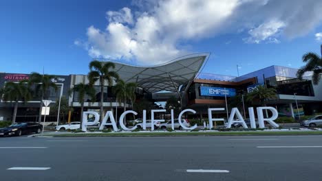 Establecimiento-De-Una-Toma-Estática-Del-Cartel-De-Letras-En-Bloque-En-La-Entrada-Principal-Del-Centro-Comercial-Pacific-Fair-Contra-El-Cielo-Azul-Con-Tráfico-De-Automóviles-En-Primer-Plano-En-Un-Día-Soleado