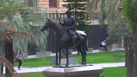 Nahaufnahme-Der-Scout-Skulptur,-Südafrikanisches-Kriegsdenkmal-Am-Anzac-Square-Mit-Büroangestellten,-Die-Während-Der-Arbeitsfreien-Zeit-In-Richtung-Hauptbahnhof-Gehen,-Innenstadt-Von-Brisbane-City,-Queensland