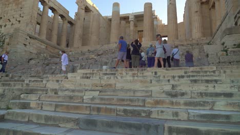 Turistas-En-La-Puerta-Beule-En-Atenas