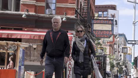 Pareja-De-Little-Italy-Cruzando-La-Calle-A-Cámara-Lenta