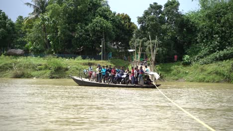 La-Gente-Está-Cruzando-El-Río-En-Barco