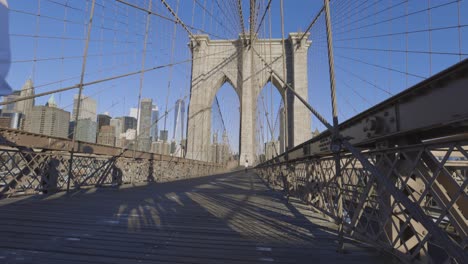 Puente-De-Brooklyn-4k-Familia-Caminando-Por