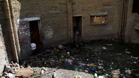 Basura-En-Medio-De-Un-Edificio-En-Gugulethu,-Ciudad-Del-Cabo,-Sudáfrica