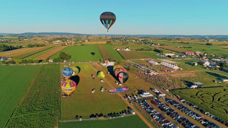 Pájaro-En-Mano,-Pennsylvania,-19-De-Septiembre-De-2021---Vista-De-Drones-De-Varios-Globos-Aerostáticos-Flotando-En-El-Cielo-Durante-Un-Festival-De-Globos-En-Un-Día-Soleado