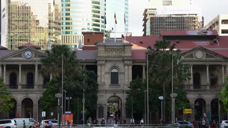 Toma-Estática,-Fachada-Frontal-Del-Edificio-Patrimonial-De-La-Oficina-De-Correos-Gpo-De-Brisbane-En-El-Ajetreado-Distrito-Central-De-Negocios,-Oficinistas-Corriendo-A-Casa,-Caminando-Por-Laneway,-Cruce-De-Tráfico-De-Automóviles-En-La-Calle-Queen