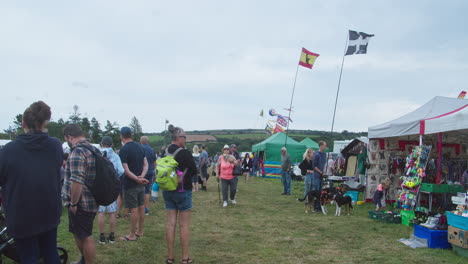 Crowd-Of-People-And-Pet-Dogs-At-The-Trade-Fair-Of-Great-Trethew-Vintage-Rally-In-Liskeard,-UK