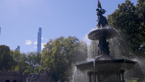 Springbrunnen-Im-Central-Park-In-Zeitlupe