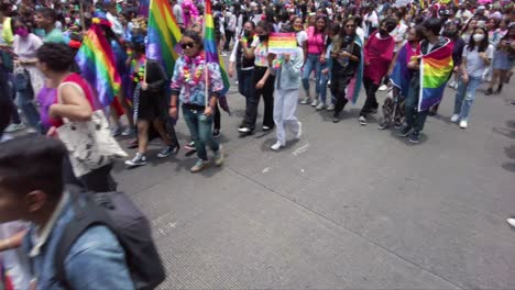 Lesbianas-Gays-Bisexuales-Y-Transexuales-Marchando-En-La-Marcha-Del-Orgullo-Lgtb-En-El-Centro-De-La-Ciudad-De-México