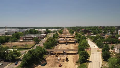 Construcción-De-La-Autopista-496-En-Lansing,-Michigan-Con-Video-De-Drones-Avanzando