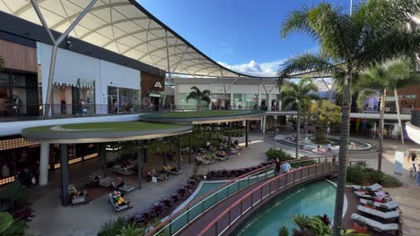 Gente-Comprando-En-El-Centro-Comercial-Pacific-Fairs-En-Gold-Coast-En-Una-Relajante-Y-Soleada-Tarde,-Queensland,-Australia