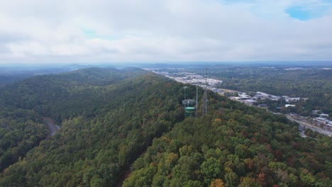 Vista-Aérea-De-La-Montaña-De-Roble-Con-Vistas-A-Pelham,-Alabama